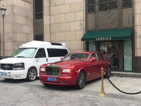 王思聪的司机，每天不是开劳斯莱斯就是宾利，能拿多少工资？