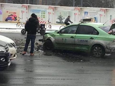 出租车车速太快 路面结冰打滑撞上护栏 乘客手捂着头有点痛苦