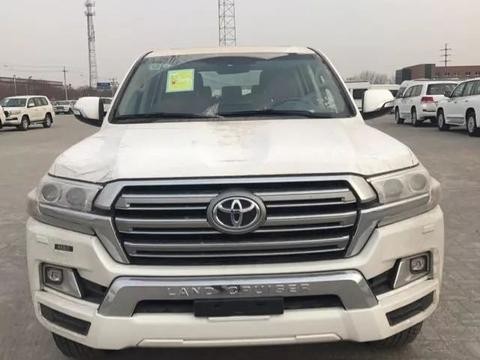 天津港小马带你看18款酷路泽4600中东版天津港首批现车来袭！