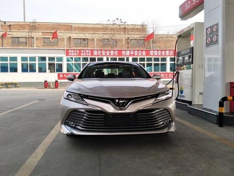 全国首提凯美瑞2.5Q旗舰版，终于在日系车上用到四门一键玻璃