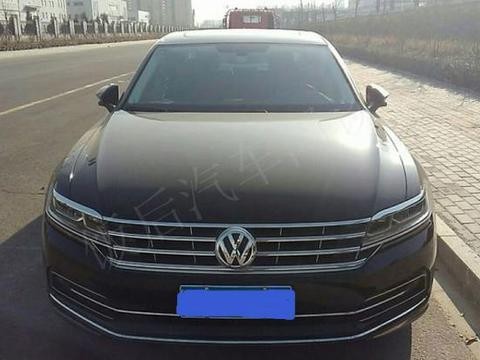 35万元的大众辉昂停在路边, 路人的问题让辉昂车主无从回答！