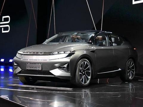 国产又出神级SUV，感应车门，方向盘上配大屏，30万起怒怼特斯拉