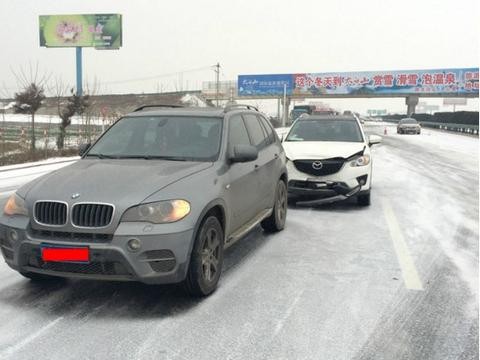 雪天路太滑导致马自达CX5追尾宝马X5，这差距让车主当场崩溃