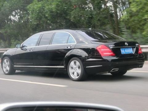 这辆加长奔驰挂着广州五连八车牌，车主日开支不足五十块却捐十亿