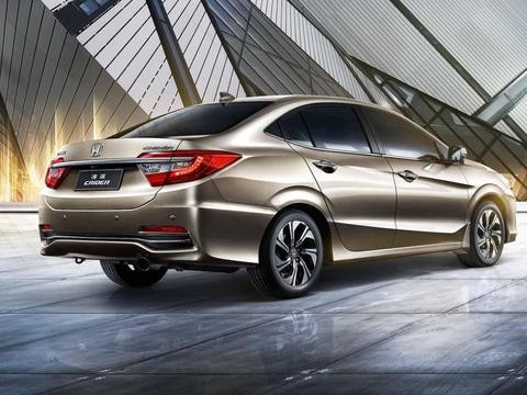 德系大众被日系本田追尾, 车主下车查看后直呼: 德系车就是好