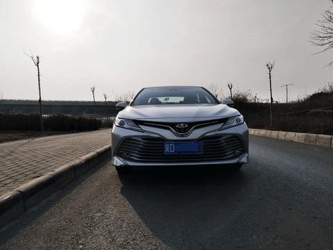 全国首提新款丰田凯美瑞, 车主: 上牌后更帅, 后排扶手配全触摸屏