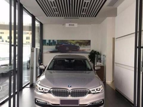 国内第一位宝马5系新款女车主, 迎宾灯“天使之翼”帅到爆！