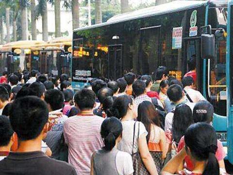 为什么公交车超载那么多交警从来不查?真相亮