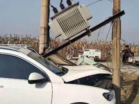 女司机开车回娘家, 结果一脚油门竟把电线杆上的变压器都撞了下来