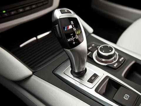 宝马车主: “大鸡腿”电子档杆没有了, 不开心! 宝骏: 别急, 我这有!