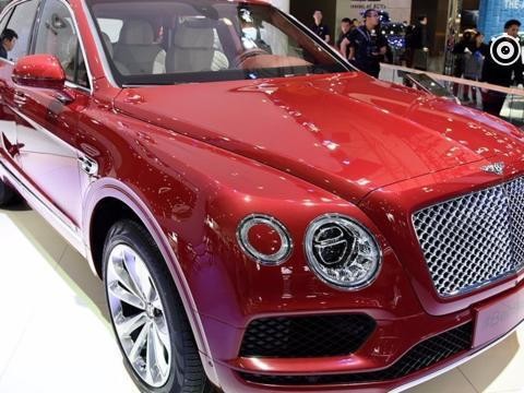 老干妈新座驾上牌，货车拉着价值700万的SUV去上牌，真霸气