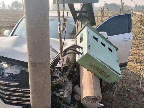 12万的哈弗H6几乎报废, 电杆被撞断两节, 只因油门当刹车踩!