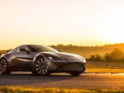 一人拯救世界，9年首次年销破5K，法拉利对手启航