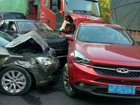 国产奇瑞瑞虎7被4车连续追尾 车主：要是日产车今天就成铁饼了