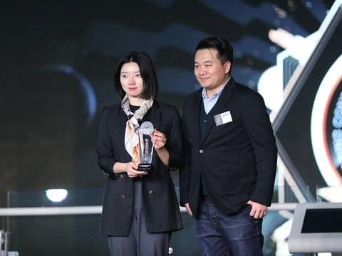 全新皇冠荣获2017消费者关注年度中大型车奖