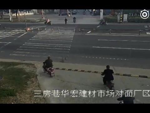 电动车的司机怎么也没想到，轿车直接就撞了上来！