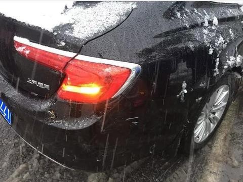 连续两天被追尾, 对方司机说你的车什么玩意, 貌似要溜, 怎么办