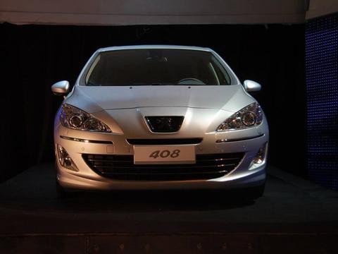 标配6气囊，高速稳如牛，空间大过卡罗拉，说变速箱空档偶尔抖动