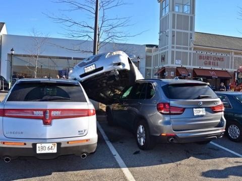 女司机停车出意外，豪车被撞烂，车主见后表示不追究