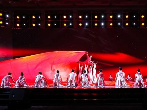 谁说芳华不在？换标红旗不仅震撼还将连推新车！