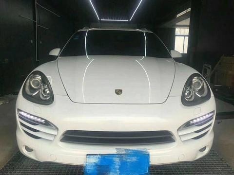 男子12万购买一辆保时捷卡宴, 回家后拆出58个定位器