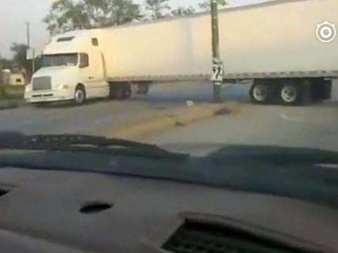 大货车路口掉头，这技术简直给跪了，后车司机简直看傻眼！