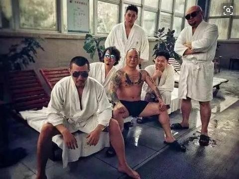 他才是铜锣湾真正扛把子！一个电话叫2千人，出行开劳斯莱斯！