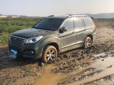 哈弗H9越野四个轮子都打滑, 车主: 与车性能无关, 无兄弟不越野