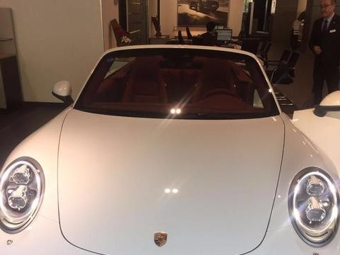 江西富少花185万提保时捷911, 停在路边竟引得路人停车拍照