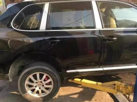 小伙子买辆95年的保时捷卡宴竟只花4万, 竟靠卖这个大赚了一大笔钱!