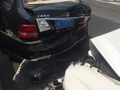 福特高速怼上帕萨特，看了撞击惨状，车主：果然买底盘送车身