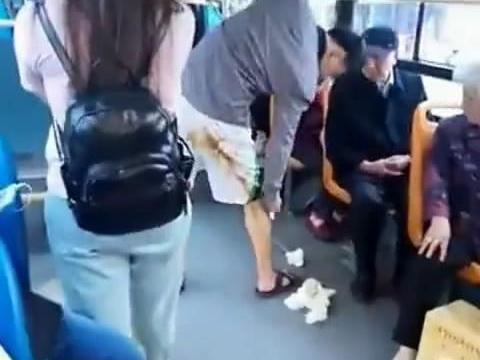 男子公交车上放屁, 结果崩了一裤裆屎, 网友: 曾经我也赌只是屁, 最后