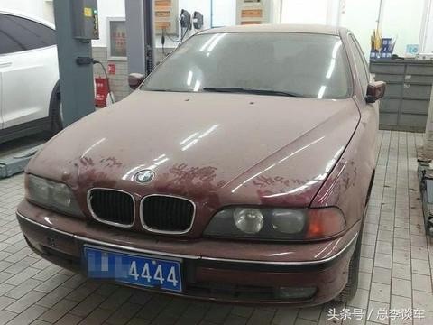 修理厂来了一辆老款宝马，当打开车门的时候，就知道这车不一般