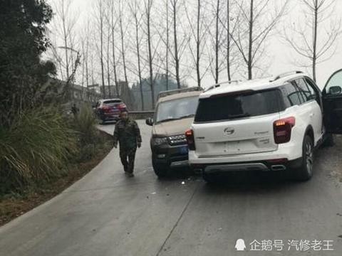 刚买了不到2天的“传祺GS8”在马路上就被撞了，车主气得想打人