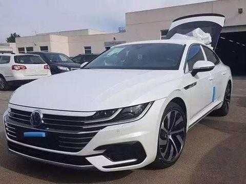 偶遇国内首台新款大众CC，外观不输奥迪奔驰，换个车标涨50万