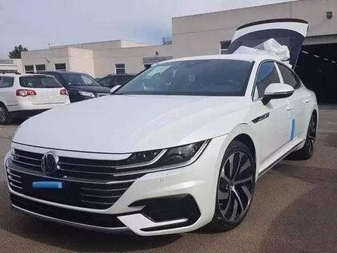 换代大众CC现身街头，前脸不再套娃空间更宽敞，1.5T或20万