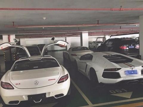 福建车友花135万买辆奔驰SLS, 气势丝毫不输旁边的兰博基尼