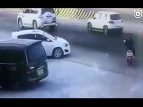 货车虽然已经刹车，结果司机来个神龙摆尾，电动车无辜身亡了！