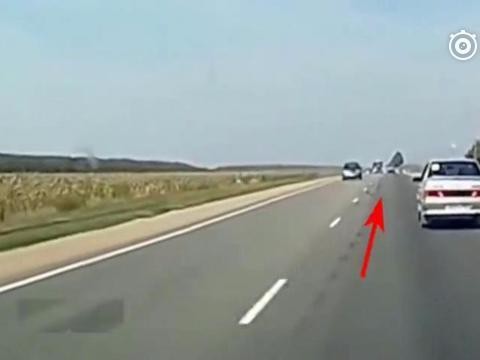 如果你是这辆轿车司机，你会选择撞向谁？！