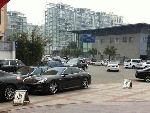 在这开卡宴也会丢脸，但豪车支撑的繁华景象背后是如此的落魄不堪