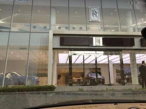 土豪小伙买劳斯莱斯古斯特, 车上的窗帘就近20万