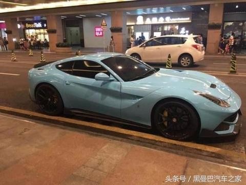 路上看见一台法拉利车尾贴了三个字