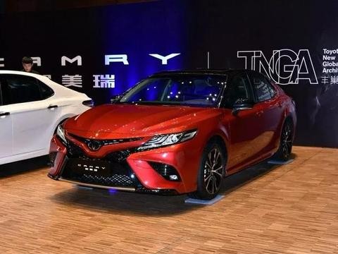 第八代凯美瑞全国开售，售价18万-28万，造型更是脱胎换骨