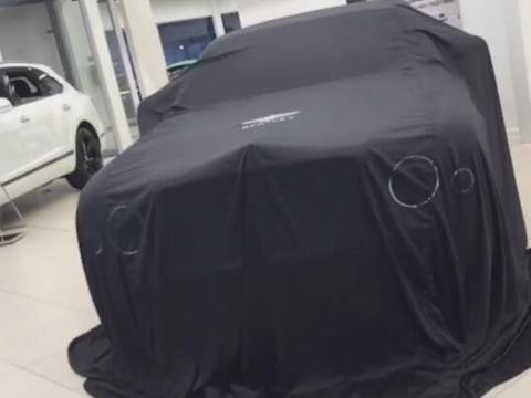 2017版宾利慕尚现身, 唰一下揭开神秘黑车布, 对比劳斯莱斯, 略一筹?