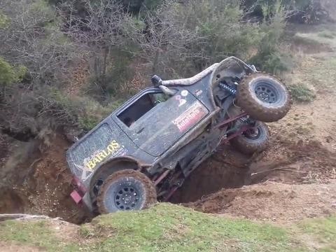 铃木吉姆尼挑战极限越野，差点儿翻了！