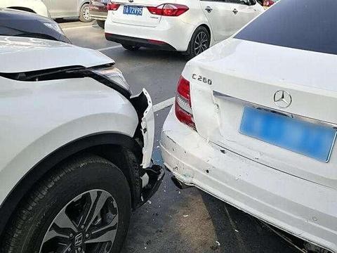 全新本田CRV追尾奔驰屁股，挪车后，这保险杠让本田车主当场崩溃