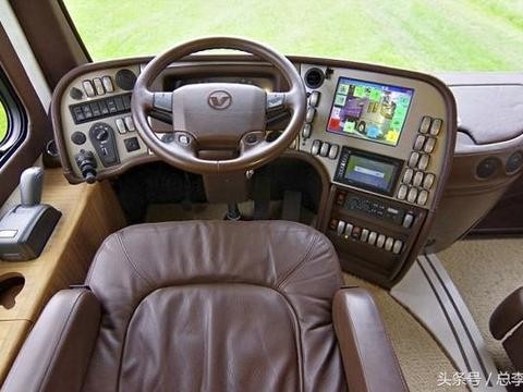 130万美元的房车，自带跑车停车位，内饰好像缩小版总统套房