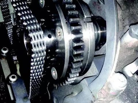 汽修君案例：上海大众途观在发动机转速2000r/min左右时异响