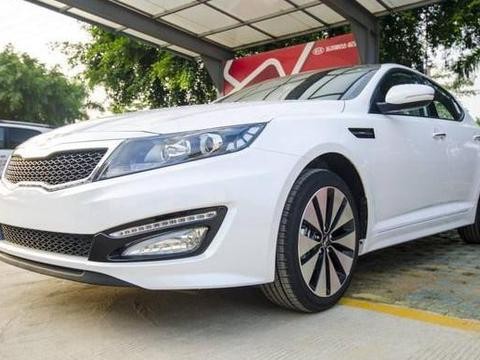 男子新提起亚K5, 开出不久就首撞近报废, 网友: 谁叫你买这车