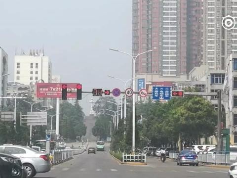 红灯右转，女司机直接被扣12分，为啥老司机却没有事？